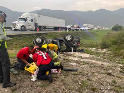 Seis lesionados dejó volcadura en la carretera libre Monterrey - Saltillo