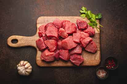 El color de la carne es un buen indicador, pero no el único; también es importante revisar su olor, textura y el estado del empaque antes de consumirla.