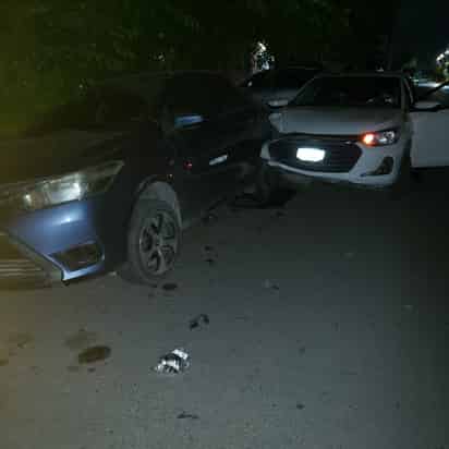 Joven conductor resulta lesionado tras impactarse contra dos autos estacionados en Gómez Palacio