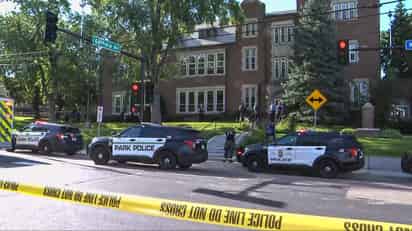 Agentes evacúan a estudiantes tras el tiroteo en la escuela Annunciation Catholic de Minneapolis/ Especial