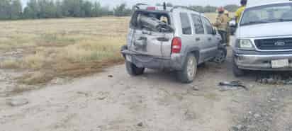 Vuelca camioneta sobre la carretera Gómez Palacio Jiménez, mujer y menor resultan con golpes leves
