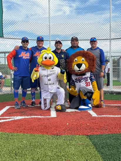 Las mascotas del Unión Laguna y la Academia Big Leaguers, alegraron la tarde de inauguración. (Especial)