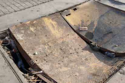 Vecinos alertan sobre riesgo eléctrico en cruce de Valdez Carrillo y Presidente Carranza, en Torreón