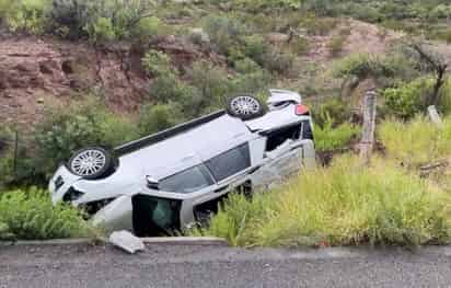 Vuelca camioneta en la que viajaba esposa de alcalde de Ramos Arizpe