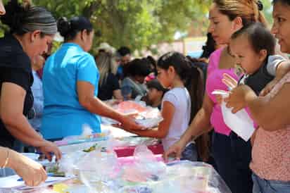 Alcalde de Candela entrega útiles escolares