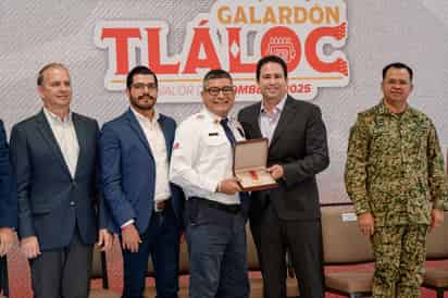 Reconocen labor de destacados bomberos con el Galardón Tlalóc