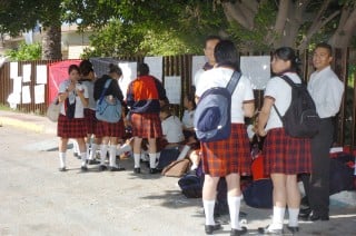 Alumnos de la Escuela Normal colocaron ayer pancartas en los barandales y cerraron las puertas del plantel con candado. (Fotografía de Francisco Meléndez)