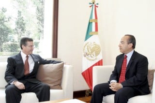 El presidente de México, Felipe Calderón Hinojosa, recibió este día al cónsul general en Chicago, Manuel Rodríguez Arriaga, en la Residencia Oficial de los Pinos. (Notimex)