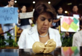 Un grupo de jóvenes se manifestaron en contra del aborto durante la sesión del Congreso Local. En la gráfica la diputada del PAN, Margarita Alemán colocó la figura de un feto en su curul. )EL UNIVERSAL) 
