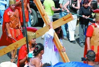 Después de acudir a la procesión viviente en el templo de Los Ángeles, ayer, como cada año, cientos de familias abarrotaron jardineras, fuentes y cada una de las diferentes zonas de juego y de paseo en los parques Guadiana y Sahuatoba.