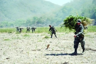 A ciencia cierta, se desconoce si realmente hubo un fuego cruzado o si nada más los soldados acribillaron a un sujeto que cuidaba un sembradío de amapola en Pueblo Nuevo, Durango; en el lugar de los hechos se hallaron partes de cráneo y de masa encefálica.

