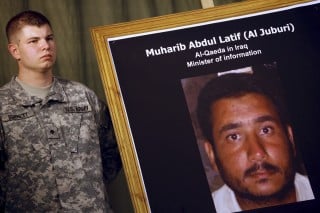 Las Fuerzas de Estados Unidos mostraron imágenes del fallecido ministro de información de Al Qaeda en Irak, a quien se identificó como Muharib Abdul Latif al Jubouri, también conocido como Abu Omar al Baghdadi. (EFE)