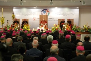 El Papa Benedicto XVI participó ayer en la ceremonia de apertura de la V Conferencia General del Episcopado Latinoamericano y del Caribe, que se desarrolla en el Santuario Nacional de la Basílica de Aparecida. Una multitud recibió al Santo Padre a su arribo al santuario en la última jornada de su visita a Brasil. (Fotografías de EFE) 
