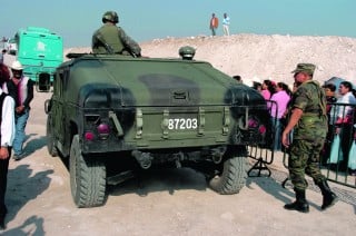 En medio de un fuerte dispositivo de seguridad fue inaugurada por el presidente Calderón la presa El Tigre. En la imagen, un vehículo militar recorre los alrededores del lugar donde se llevó a cabo el acto oficial. (Fotografías de Ángel Padilla)