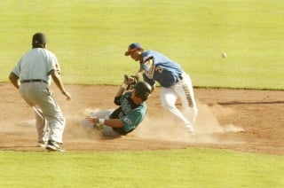 Los Saraperos de Saltillo se impusieron por 6 carreras a 2 a los Acereros de Monclova, en el tercer partido de la serie realizado en la tierra de los metales. (Fotografía cortesía de la Liga Mexicana de Beisbo