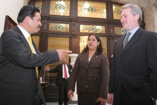 Los senadores Carlos Navarrete, PRD; Adriana González y Santiago Creel, del PAN, dialogan durante la sesión de la Comisión Permanente en el Senado de la República. (El Universal)
