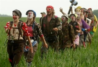 Manifestantes contra el G8 atraviesan un campo de cereal para evitar los controles de la policía cerca de Bad Doberan, Alemania. Miles de manifestantes acudieron para intentar bloquear los accesos a Heiligendamm, sede de la cumbre del G8. (EFE)