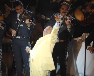 Juan Gabriel convirtió el palenque en un verdadero festín, en el que incluso se dio el lujo de brindar. (Fotografías de Ramón Sotomayor Covarrubias)