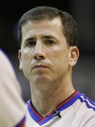 Tim Donaghy, árbitro de la NBA que está acusado de apostar en juegos que él mismo dirigía, puede incluso ir
a la cárcel, al término de la investigación. (AP)