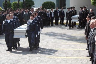 Con un homenaje de cuerpo presente en las instalaciones de la Agencia Federal de Investigación (AFI) fueron despedidos ayer los agentes federales Josué Hernández Hernández y Aníbal Sánchez Peredo, asesinados en Guerrero. (El Universal)