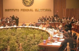 Por irregularidades detectadas en las últimas cuatro elecciones federales, el IFE ha aplicado sanciones a los partidos políticos por 541.3 millones de pesos. (Archivo)