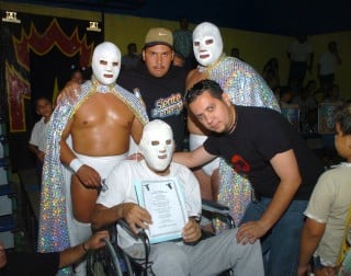 Elementos de la familia luchística lagunera y aficionados, reconocieron la trayectoria de Juan Chavarría (Gran Markus) la noche del pasado sábado en el Deportivo Los Soberanos de la colonia Las Julietas. (Fotografía de Jesús Galindo)