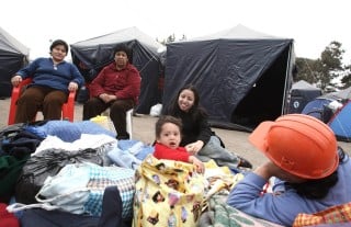 Miles de personas afectadas por el terremoto pasan la noche en pequeñas carpas en la región de Ica en Perú. (Notimex)
