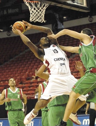 México no encuentra la brújula y ayer volvió a perder en el Preolímpico de Basquetbol de las Américas, ahora frente a Canadá por 97 a 80. (AP)