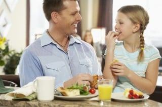 El desayuno  no se debe omitir,  dado que es el primer alimento después de varias horas de ayuno. 