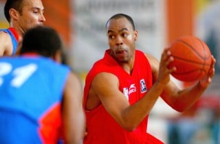 Para Anthony Pedroza es un gusto defender los colores de México en cualquier torneo internacional de basquetbol. (Jam Media)