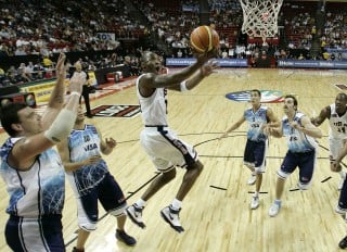 Kobe Bryant aportó todo su talento y Estados Unidos ganó invicto, el Torneo Preolímpico de Basquetbol de Las Américas. (AP)