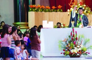 El sacerdote católico Andrés Carrasco, mayor del Templo del Sagrado Corazón,  reconoció que sí afecta mucho el hecho de que no esté el padre en el hogar a causa de la migración al extranjero por falta de trabajo en su entidad.