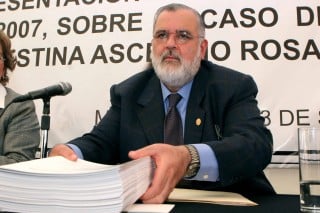 La Comisión Nacional de los Derechos Humanos
(CNDH), que encabeza José Luis Soberanes dio por cerrado el caso de la anciana indígena de la región de Zongolica, Ernestina Ascencio Rosaria. (El Universal)