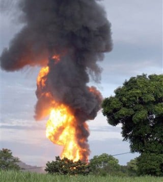 Explosión de uno de los ductos de Pemex en Veracruz, se cree que fueron provocados. (AP)