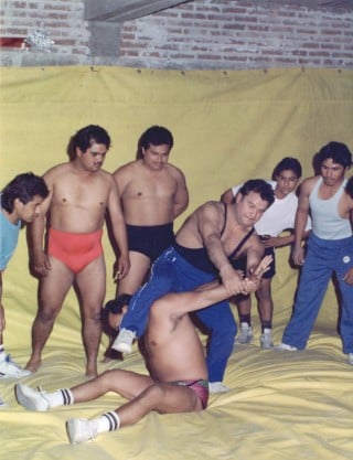 Reynaldo Treviño (Indio Chirikawa I) comparte gratuitamente sus conocimientos y experiencia de lucha libre con niños y jóvenes, actividad que realiza desde hace muchos años en la región.