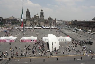 El cerco de vallas metálicas fue ampliado por el Estado Mayor presidencial en el zócalo capitalino; mientras continúan los trabajos para la celebración del 15 y 16 de septiembre. (El Universal)