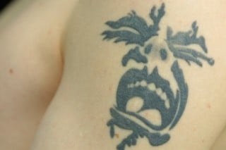 La amenaza por tatuajes puede ser letal,  ya que,  por ejemplo,  la hepatitis C es una enfermedad que no manifiesta síntomas al momento del contagio, sino cuando posiblemente ya haya dañado el hígado. 