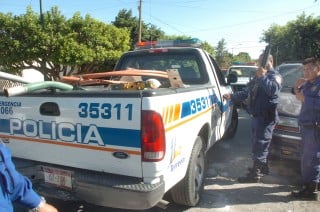 Policías de Torreón cargaron el viernes una patrulla con el material que supuestamente tres empleados del Departamento de Alumbrado Público habían robado. (Fotografía de Francisco Meléndez)