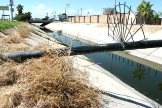 La acumulación de agua de lluvia en canales, calles y casas representa un foco de proliferación del mosco transmisor del dengue. En la imagen, canal Sacramento a la altura de la colonia San Luciano. (Fotografía de Érick Sotomayor)