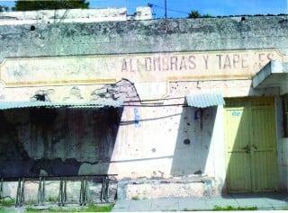 Fachada de la fábrica en La Constancia; está en el completo abandono.