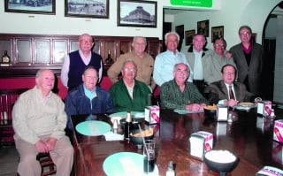 Don Jaime Blázquez en su cumpleaños junto a sus amigos Luis Manuel García Cigarroa, Eugenio Campelo, Rodolfo Kemke, César de la Garza, Leopoldo García, Gonzalo Fernández, Alfonso Mijares, Héctor Téllez, Jorge Luis Chávez y Eduardo Lechuga.