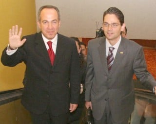 El principal colaborador del presidente Felipe Calderón, Juan Camilo Mouriño Terrazo,  relevó a Francisco Ramírez Acuña como secretario de Gobernación. En la gráfica junto al presidente Felipe Calderón. (El Universal)