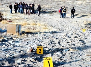 Los cuerpos de quien ahora se sabe son tío y sobrino, estaban con los pies en dirección al puente Solidaridad y su cabeza al puente de la Salvador Creel. (Fotografía de El Siglo de Torreón)