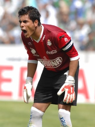 Oswaldo Sánchez quiere la victoria para Santos. 
(Fotografías de archivo y Jam Media)