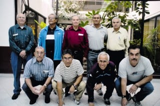 Jugadores de los desaparecidos equipos Laguna y Torreón, que hoy serán homenajeados por la directiva del Santos Laguna, previo al encuentro entre los Guerreros y el Atlante. (Fotografías de Jesús Galindo López)