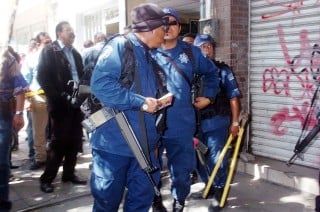 La ola de violencia que vive la región y la falta de respuesta de las autoridades propicia un ambiente de paranoia en los ciudadanos y la proliferación de falsas alarmas. En la imagen superior se observan policías municipales que atendieron un reporte de supuestos cadáveres humanos en una finca, lo cual resultó falso, ya que se trataba de un gato. En la foto inferior se aprecia la movilización de fuerzas del orden a raíz de la balacera en la colonia Jardines de California. 