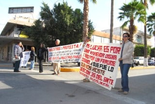 Los inconformes habían planeado tomar el edificio del SNTE, pero al llegar al inmueble se encontraban los integrantes del comité seccional, por lo que decidieron cerrar la avenida Morelos entre las calles Javier Mina y Jiménez.