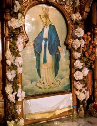 Entre el 20 de febrero y el 20 de abril un aceite perfumado y de color blanco cae de las manos de la Virgen, manchando su túnica blanca y su manto azul. En la foto la Virgen aparece con las manos abiertas y mirando hacia el suelo. Aunque no se pueden percibir las gotas mientras bajan de la imagen, sí se ve un depósito de aceite que se acumula en una bolsa de plástico a los pies de la misma. (EFE)