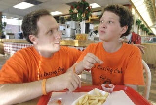 La campaña californiana fue propuesta por McKay Hatch, un estudiante de 14 años de la escuela secundaria de South Pasadena, que fundó el Club Contra las Palabrotas (No Cussing Club) en la misma escuela. (AP)