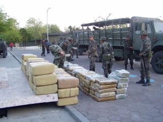 Elementos del Ejército Mexicano realizaron ayer un decomiso de un cargamento de marihuana en la colonia Plan de Guadalupe en el municipio de Miguel Alemán, Tamaulipas. (El Universal)